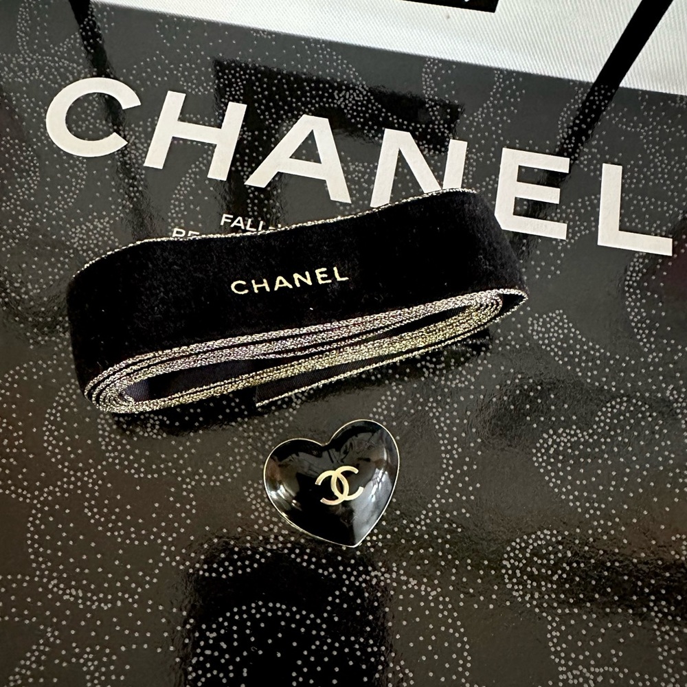Chanel Ribbon and heart charm Holiday🖤🖤